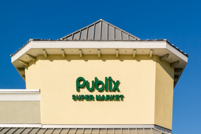 Publix supermarket chain sign against a blue sky.